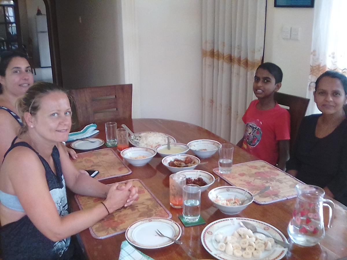 Nisha Homestay Inn Peradeniya Kültér fotó